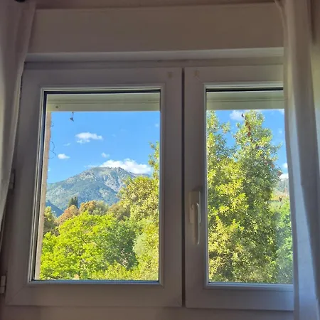 Joli Calme Vue Montagne Dans Le Centre Corte (Corsica)